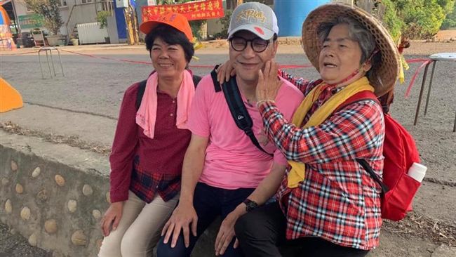 朱立倫遶境！遇「熟女」狂摸這超害羞