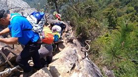 （圖／翻攝自臉書）台中,鳶嘴山,爬山,球鞋,頁岩