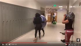 ▲兩傻妹用瑜珈球互撞彈飛重摔。（圖／翻攝自House of Highlights）