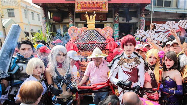 大甲媽遶境女黑妖曬雪乳　網：好晃啊