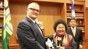 白瓷三太子,高雄,韓國瑜,陳菊,訪美,伴手禮