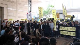 香港占中案今裁決　多名民主派人士到場聲援香港「占中」案9日裁決，9名被告早上抵達西九龍裁判法院，聽候裁判結果，多名民主派人士到場聲援。中央社記者張偉強香港攝　108年4月9日