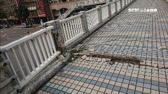 司機未注意限高　怪手狠撞40年老橋