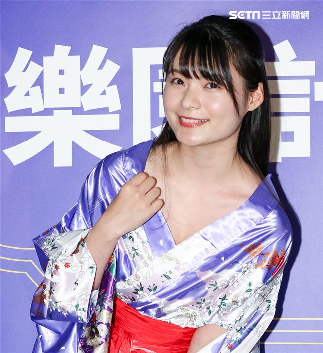 日本寫真女星「星名美津紀」來台代言區塊鏈企業活動。（記者林士傑/攝影）