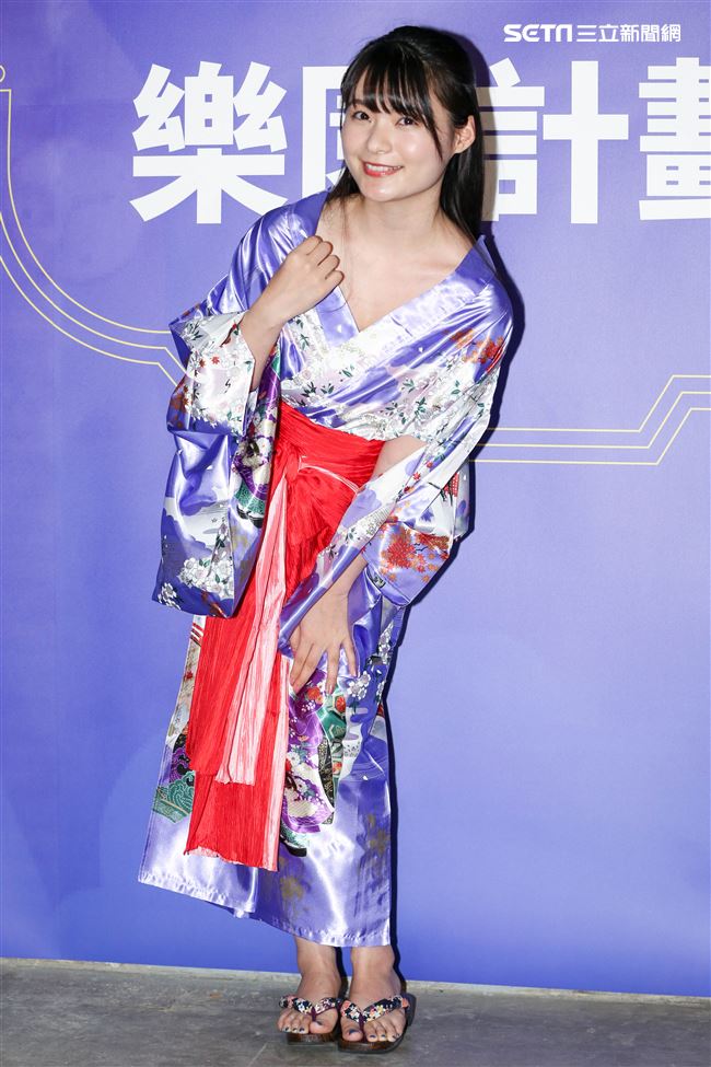 日本寫真女星「星名美津紀」來台代言區塊鏈企業活動。（記者林士傑/攝影）