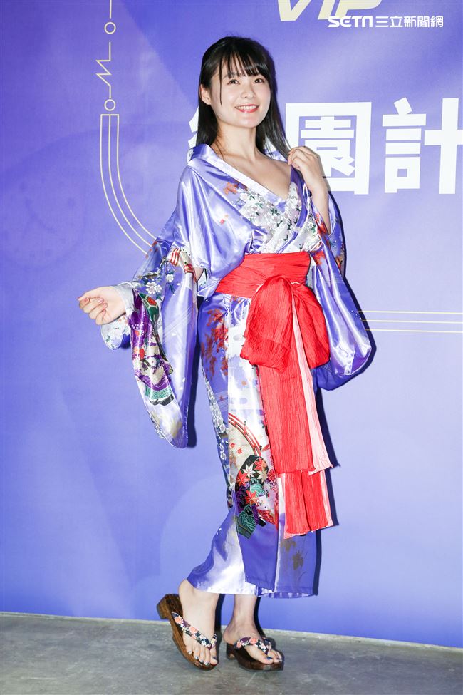 日本寫真女星「星名美津紀」來台代言區塊鏈企業活動。（記者林士傑/攝影）