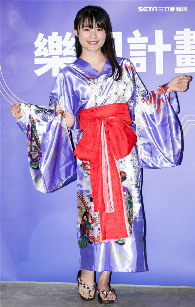 日本寫真女星「星名美津紀」來台代言區塊鏈企業活動。（記者林士傑/攝影）