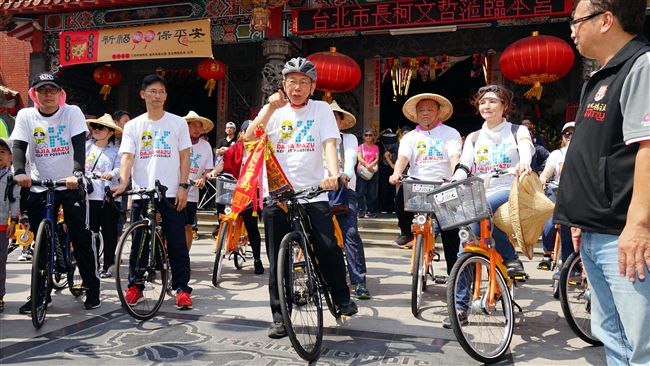 跟隨大甲媽遶境　柯P累了改騎腳踏車