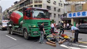 混擬土,婦人,送醫,台北,翻攝畫面