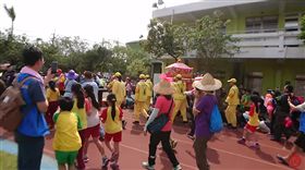 白沙屯媽聽見師生呼喊「我愛您」，進入追分國小讓小朋友躦轎底賜福。（圖／翻攝白沙屯媽祖網路電視台）