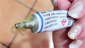 眼藥膏一開「失速狂瀉」神煩！網秒懂：要瞬間蓋上　內行曝1招超實用。（圖／翻攝自爆怨公社）
