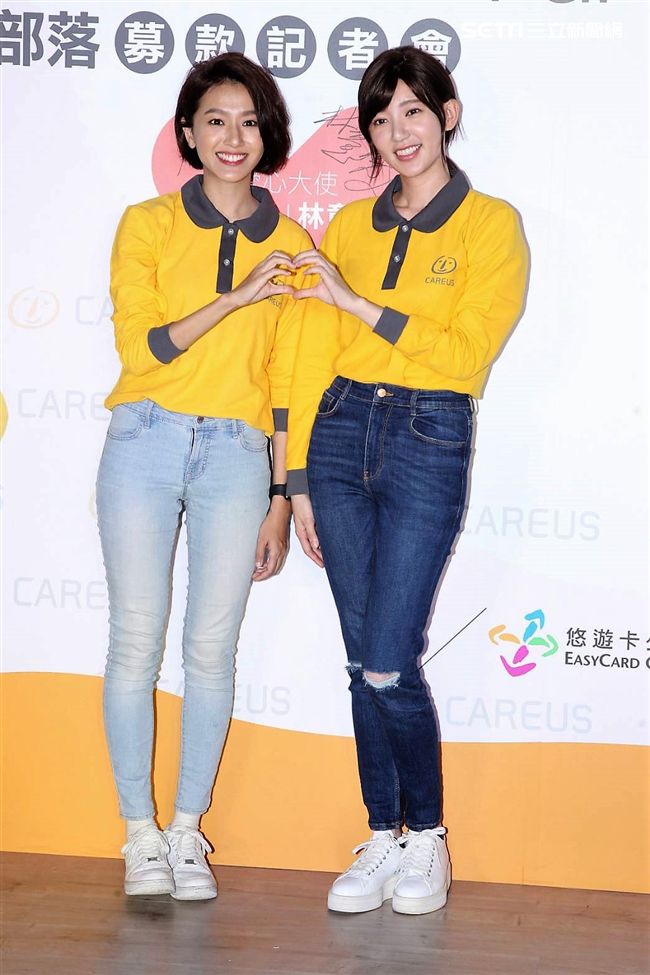 郭雪芙帶著師妹林意箴一同做公益。（圖／記者邱榮吉攝影）