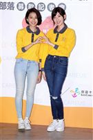 郭雪芙帶著師妹林意箴一同做公益。（圖／記者邱榮吉攝影）