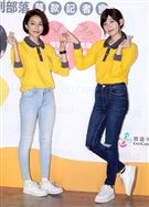 郭雪芙帶著師妹林意箴一同做公益。（圖／記者邱榮吉攝影）