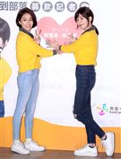 郭雪芙帶著師妹林意箴一同做公益。（記者邱榮吉/攝影）
