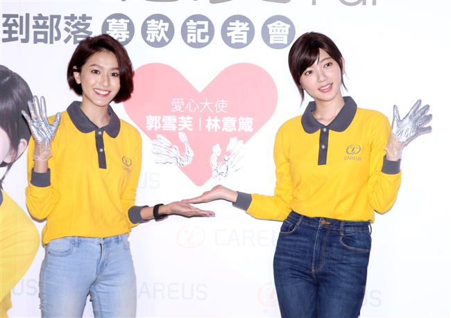 郭雪芙帶著師妹林意箴一同做公益。（記者邱榮吉/攝影）