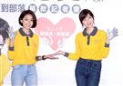 郭雪芙帶著師妹林意箴一同做公益。（記者邱榮吉/攝影）