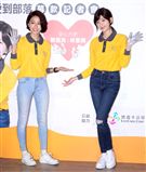 郭雪芙帶著師妹林意箴一同做公益。（記者邱榮吉/攝影）