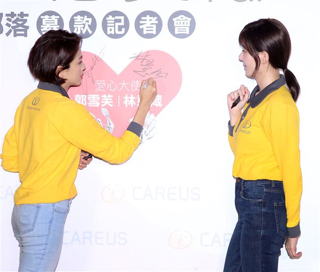 郭雪芙帶著師妹林意箴一同做公益。（記者邱榮吉/攝影）