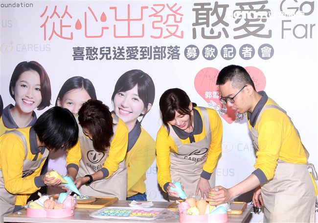 郭雪芙帶著師妹林意箴一同做公益。（記者邱榮吉/攝影）