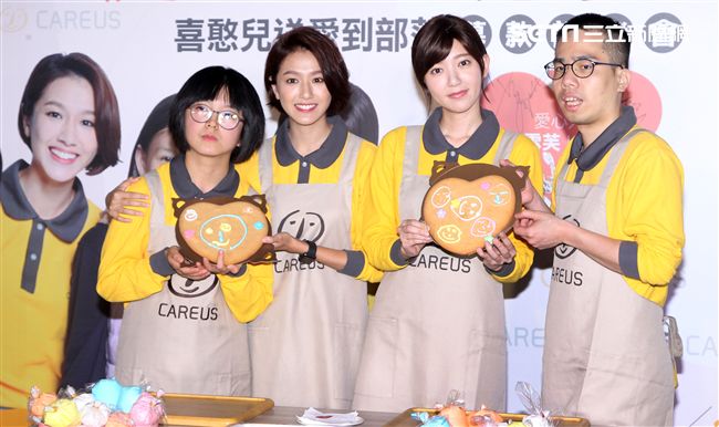 郭雪芙帶著師妹林意箴一同做公益。（記者邱榮吉/攝影）