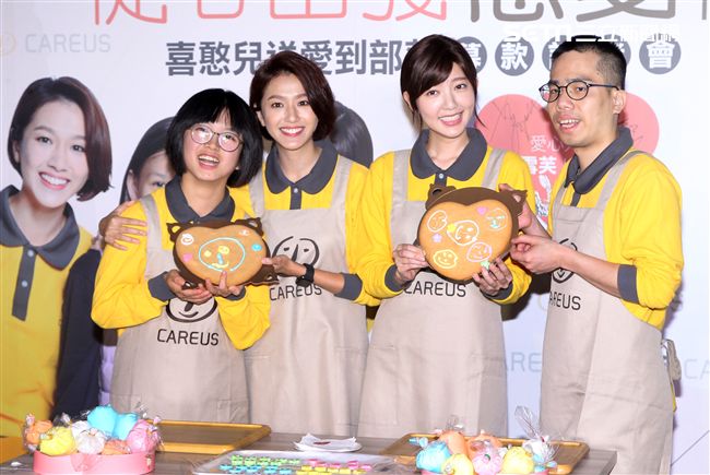 郭雪芙帶著師妹林意箴一同做公益。（記者邱榮吉/攝影）