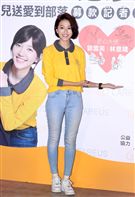 林意箴耐心地與憨兒一起做麵包。（記者邱榮吉/攝影）