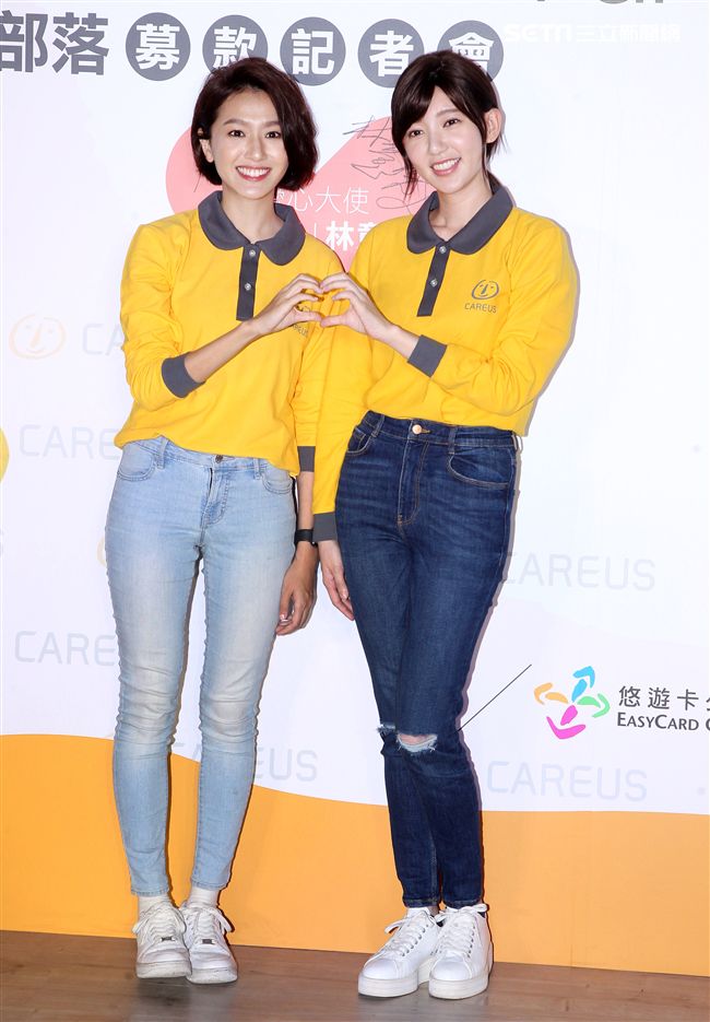 郭雪芙帶著師妹林意箴一同做公益。（記者邱榮吉/攝影）