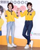 郭雪芙帶著師妹林意箴一同做公益。（記者邱榮吉/攝影）