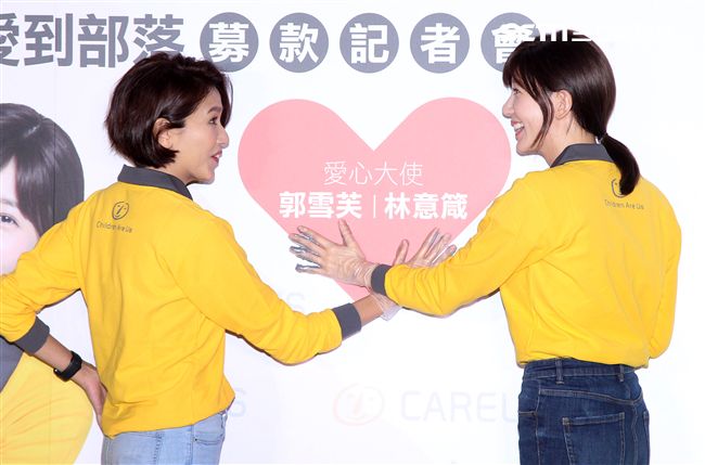 郭雪芙帶著師妹林意箴一同做公益。（記者邱榮吉/攝影）