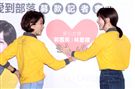郭雪芙帶著師妹林意箴一同做公益。（記者邱榮吉/攝影）