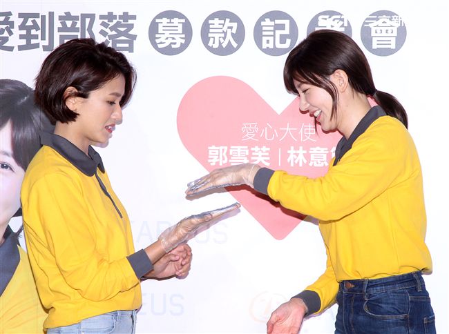 郭雪芙帶著師妹林意箴一同做公益。（記者邱榮吉/攝影）