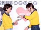 郭雪芙帶著師妹林意箴一同做公益。（記者邱榮吉/攝影）