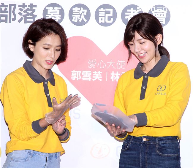 郭雪芙帶著師妹林意箴一同做公益。（記者邱榮吉/攝影）