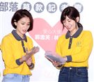 郭雪芙帶著師妹林意箴一同做公益。（記者邱榮吉/攝影）