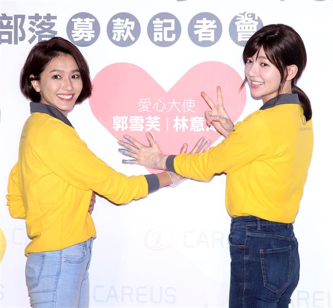 郭雪芙帶著師妹林意箴一同做公益。（記者邱榮吉/攝影）