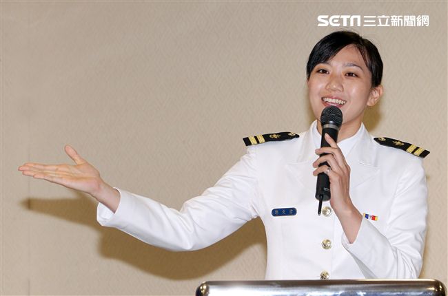 海軍正妹郭文君曾經是台北市景美女中儀隊長，考進國防大學政戰學院新聞系、新聞研究所畢業，現任國防部政戰局文宣處上尉政戰官，曾任莒光日電視教學主持人。（記者邱榮吉/攝影）