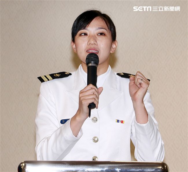 海軍正妹郭文君曾經是台北市景美女中儀隊長，考進國防大學政戰學院新聞系、新聞研究所畢業，現任國防部政戰局文宣處上尉政戰官，曾任莒光日電視教學主持人。（記者邱榮吉/攝影）