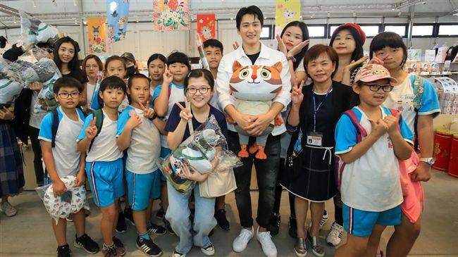 男星化身一日店長　宣傳花博紀念品