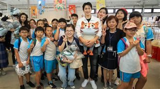 男星化身一日店長　宣傳花博紀念品