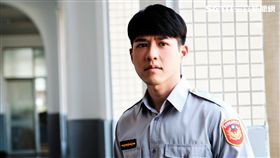 吳岳擎飾演基層員警劉東杰，調查跨國ATM盜領案。（圖／拙八郎提供）