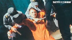 林哲熹在電影《樂獄》在越獄的過程還得面對獄警的武力。（圖／文達文創提供）