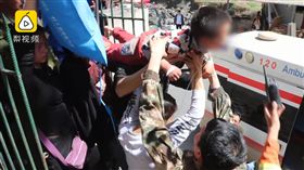 男童跌倒撞鐵門，10公分鋼筋穿刺胸腹亡。（圖／翻攝梨視頻）