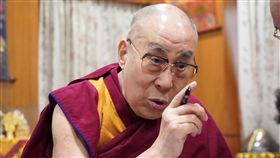 達賴喇嘛受訪談生死觀西藏精神領袖達賴喇嘛日前接受公視節目訪問，談及生死觀時表示「如果我過幾天會死亡，我不會後悔。」（公視提供）中央社記者陳政偉傳真　108年4月9日