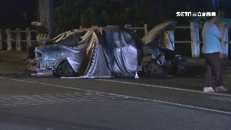 疑自撞路樹起火　駕駛遭活活燒死車內