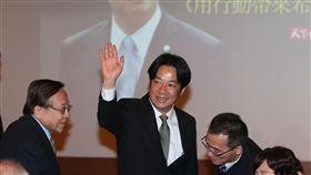 賴清德出席新書發表會（2）前行政院長賴清德（左2）29日在台北出席「用行動帶來希望─賴清德的決策風格」新書發表會，向與會者揮手致意。中央社記者徐肇昌攝　108年3月29日