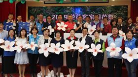「2019花蓮客家桐花祭」9日舉辦啟動記者會，縣長徐榛蔚（前右5）出席，盼透過賞花、愛花木，形成善美的循環，邀請全國鄉親一起來趟花蓮「綠美小旅行」。中央社記者李先鳳攝　108年4月9日
