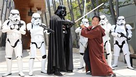 5月4日國際星戰日即將到來，台南市長黃偉哲（前右）9日特別化身電影星際大戰中著名角色路克天行者，歡迎星戰迷5月到台南同慶。（台南市政府提供）中央社記者張榮祥台南傳真　108年4月9日