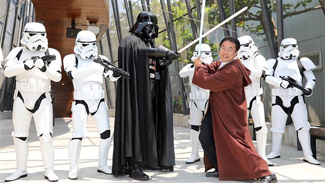 國際星戰日　黃偉哲化身絕地武士