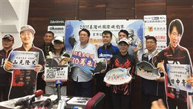 2019基隆嶼國際磯釣賽13、14日將登場，除磯釣大使沈文程（左3）外，基隆市長林右昌（左4）9日表示，今年也特別邀請兩名日本磯釣達人田中貴、山元隆史一同參與。中央社記者王朝鈺攝　108年4月9日